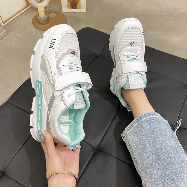 Nyári női tornacipő foltokkal, lapos talppal