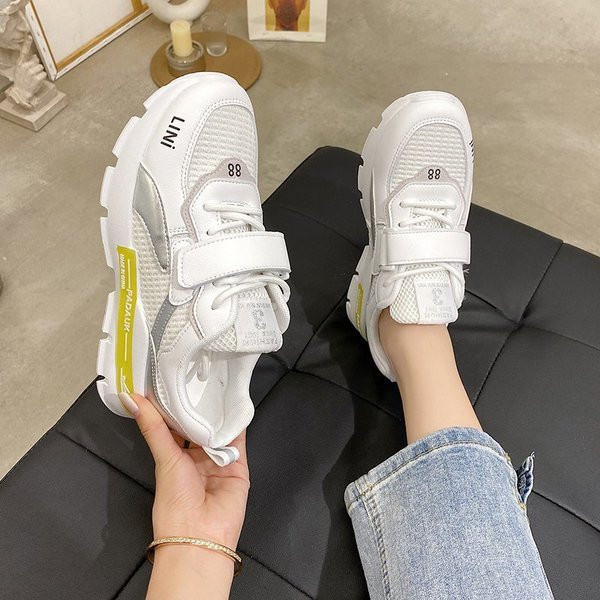 Nyári női tornacipő foltokkal, lapos talppal