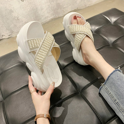 Női papucs magas talppal és gyöngyökkel