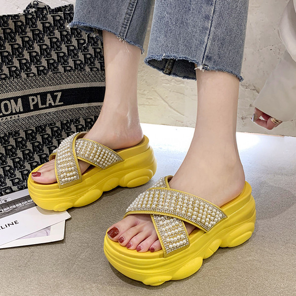 Női papucs magas talppal és gyöngyökkel