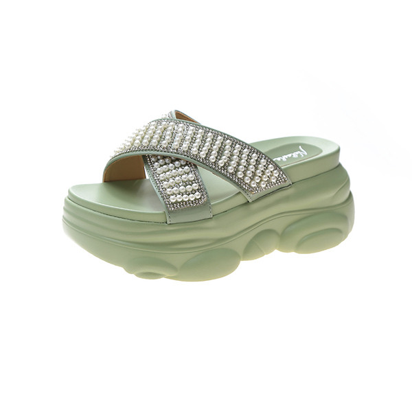 Női papucs magas talppal és gyöngyökkel