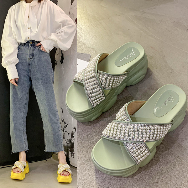 Női papucs magas talppal és gyöngyökkel