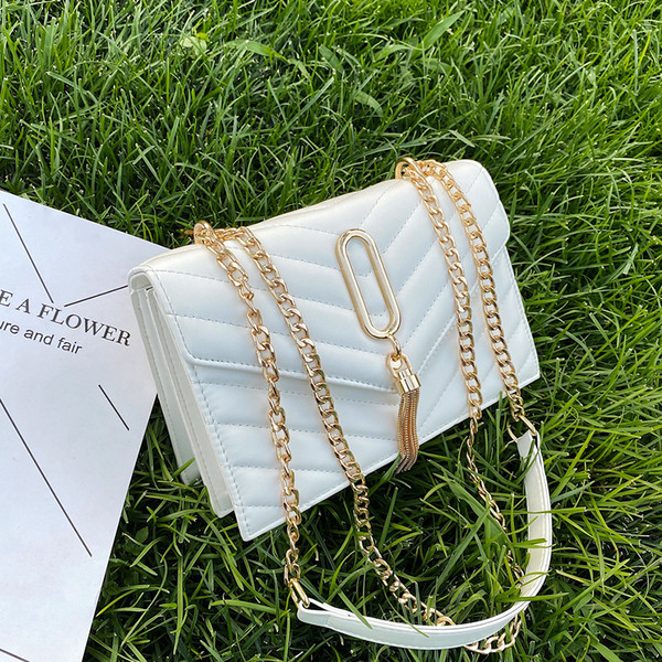 Stiilne metallist kaunistusega käekott