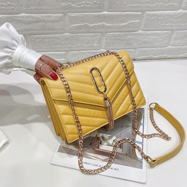 Stiilne metallist kaunistusega käekott