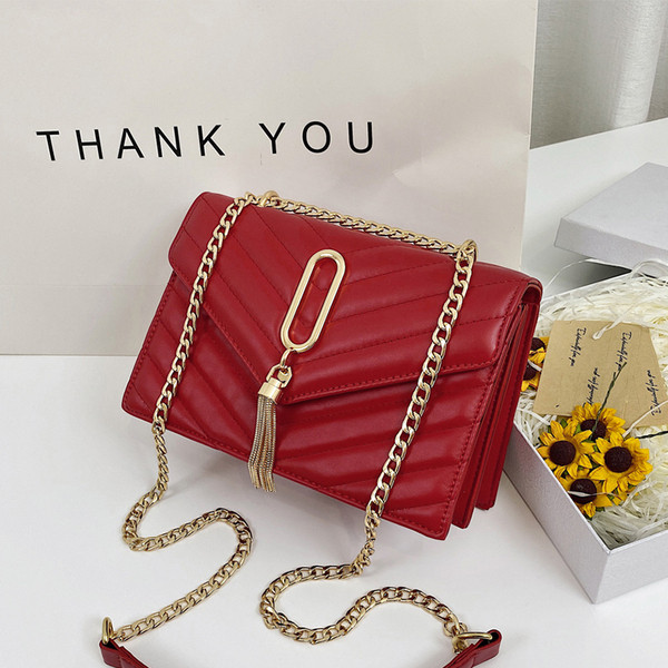 Stiilne metallist kaunistusega käekott