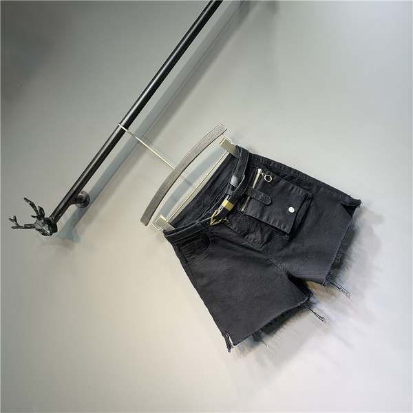 Új modell női rövidnadrág zsebbel és övvel