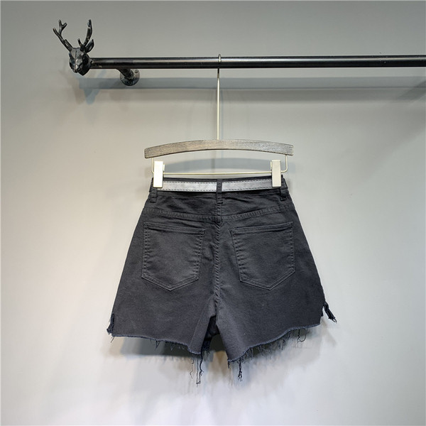 Új modell női rövidnadrág zsebbel és övvel