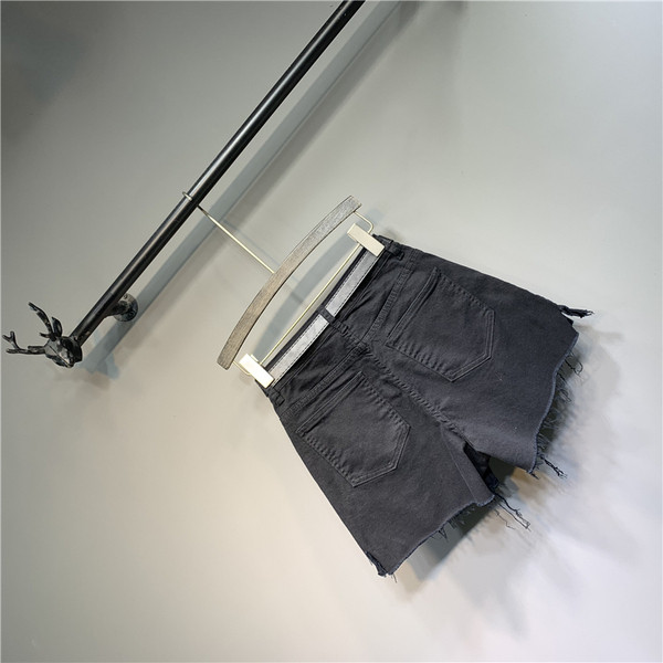 Új modell női rövidnadrág zsebbel és övvel