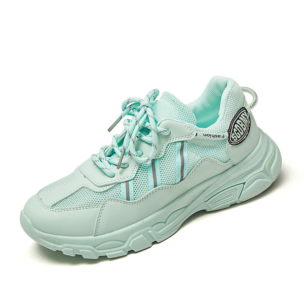 Női tornacipő fűzővel és lapos talppal