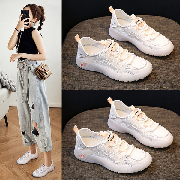 Modern női tornacipő lapos talppal és fűzővel, fehér színben