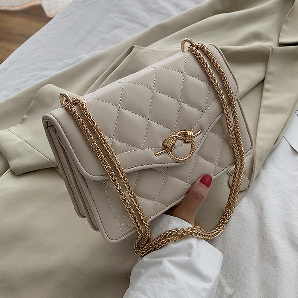 Stílusos női táska fém hosszú lánccal - öko bőr