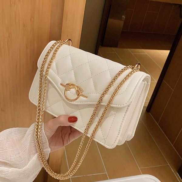 Stílusos női táska fém hosszú lánccal - öko bőr