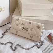 Modern női táska hosszú fém fogantyúval