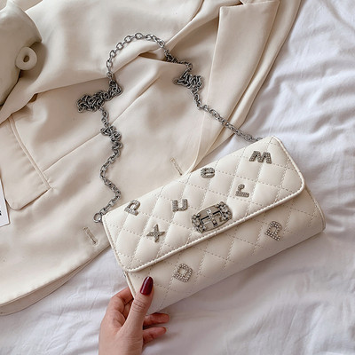 Modern női táska hosszú fém fogantyúval