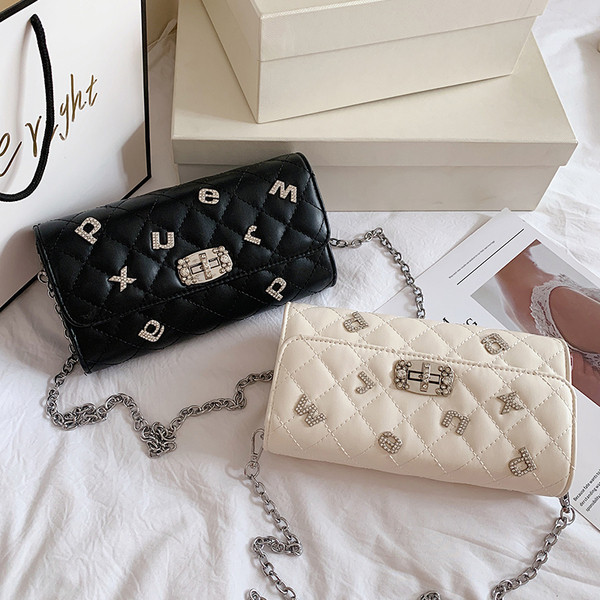 Modern női táska hosszú fém fogantyúval