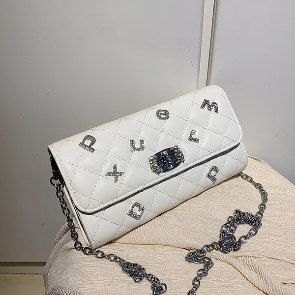 Modern női táska hosszú fém fogantyúval