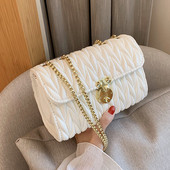 Γυναικεία δερμάτινη τσάντα με μεταλλική στερέωση