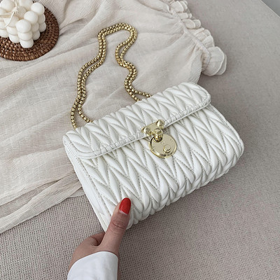 Γυναικεία δερμάτινη τσάντα με μεταλλική στερέωση