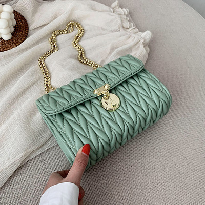 Γυναικεία δερμάτινη τσάντα με μεταλλική στερέωση