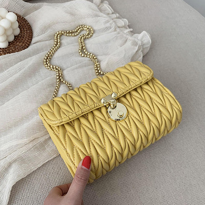 Γυναικεία δερμάτινη τσάντα με μεταλλική στερέωση