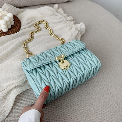 Γυναικεία δερμάτινη τσάντα με μεταλλική στερέωση