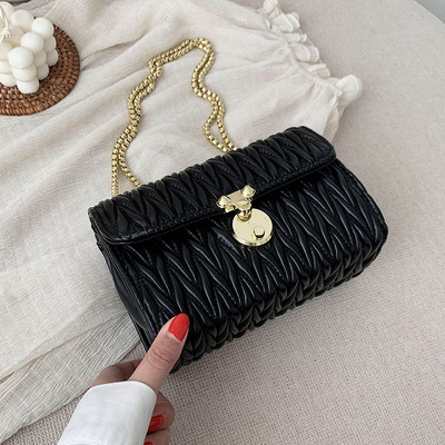 Γυναικεία δερμάτινη τσάντα με μεταλλική στερέωση