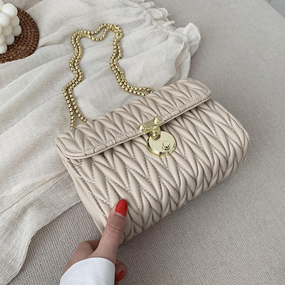 Γυναικεία δερμάτινη τσάντα με μεταλλική στερέωση