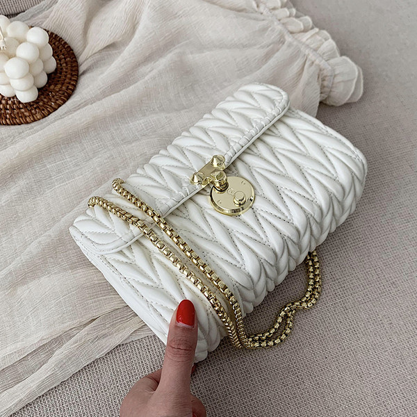 Γυναικεία δερμάτινη τσάντα με μεταλλική στερέωση