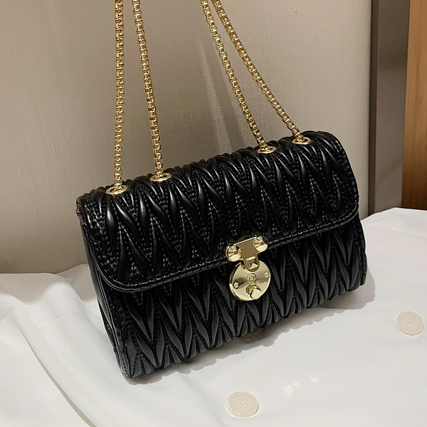 Γυναικεία δερμάτινη τσάντα με μεταλλική στερέωση