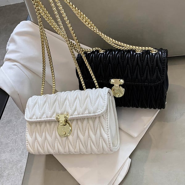 Γυναικεία δερμάτινη τσάντα με μεταλλική στερέωση