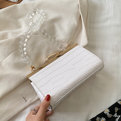 Κομψή τσάντα με μεταλλικό κούμπωμα και χάντρες