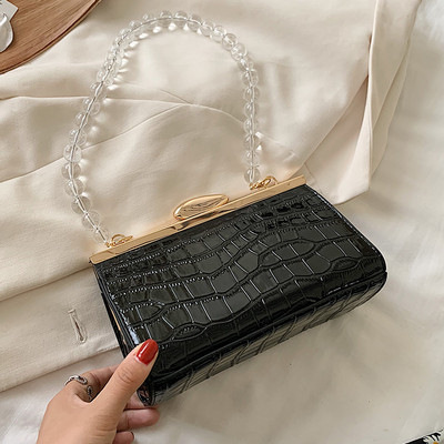 Κομψή τσάντα με μεταλλικό κούμπωμα και χάντρες