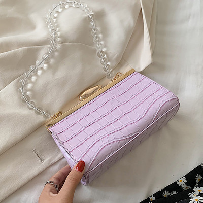 Κομψή τσάντα με μεταλλικό κούμπωμα και χάντρες