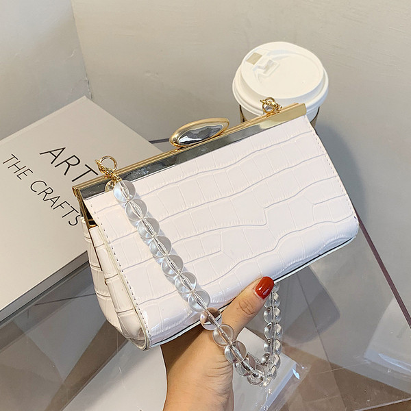 Κομψή τσάντα με μεταλλικό κούμπωμα και χάντρες