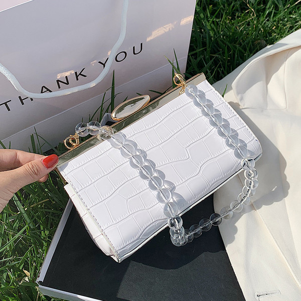 Κομψή τσάντα με μεταλλικό κούμπωμα και χάντρες