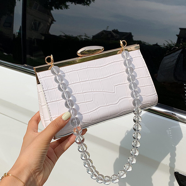 Κομψή τσάντα με μεταλλικό κούμπωμα και χάντρες