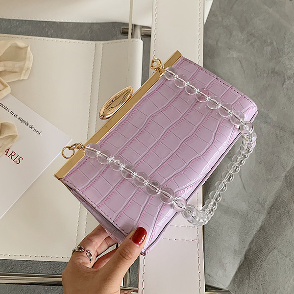 Κομψή τσάντα με μεταλλικό κούμπωμα και χάντρες