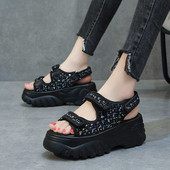 Női szandál magas talppal és foltokkal fekete-fehér színben