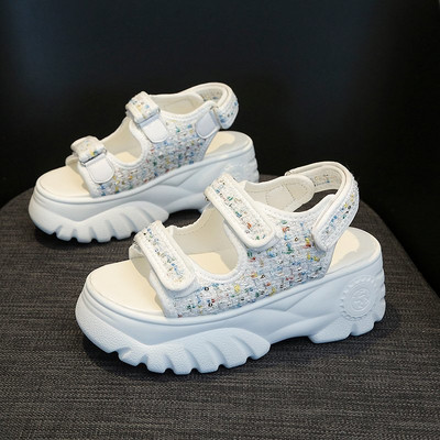 Női szandál magas talppal és foltokkal fekete-fehér színben