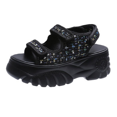 Női szandál magas talppal és foltokkal fekete-fehér színben