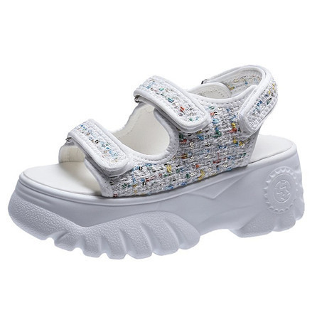 Női szandál magas talppal és foltokkal fekete-fehér színben