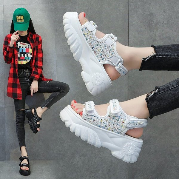 Női szandál magas talppal és foltokkal fekete-fehér színben