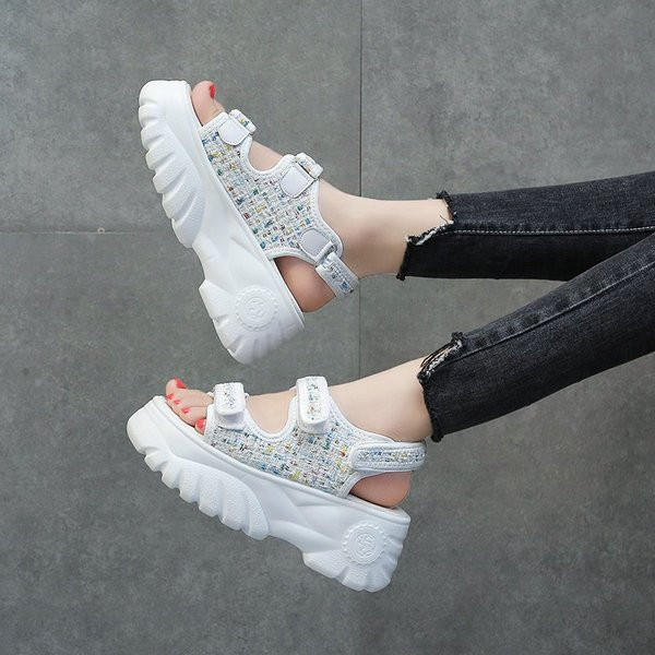 Női szandál magas talppal és foltokkal fekete-fehér színben