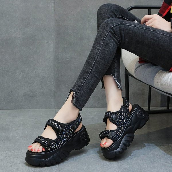 Női szandál magas talppal és foltokkal fekete-fehér színben