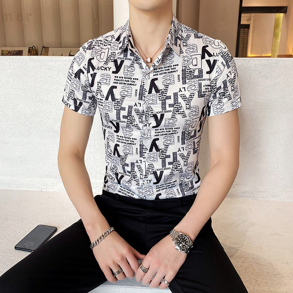 Elegáns férfi ing klasszikus gallérral, rövid ujjal és mintával