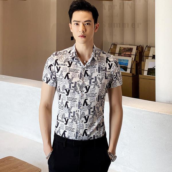 Elegáns férfi ing klasszikus gallérral, rövid ujjal és mintával