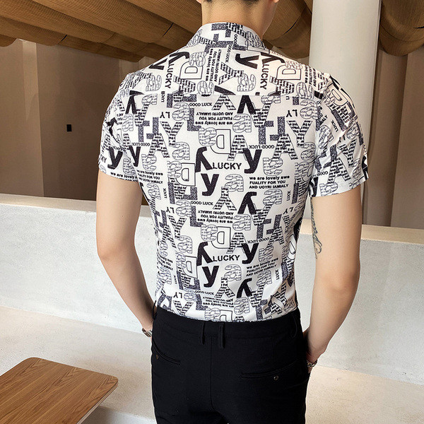 Elegáns férfi ing klasszikus gallérral, rövid ujjal és mintával