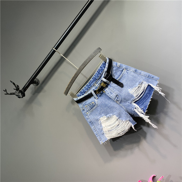 Modern női farmer rövidnadrág szakadt motívumokkal