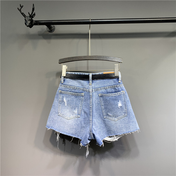 Modern női farmer rövidnadrág szakadt motívumokkal