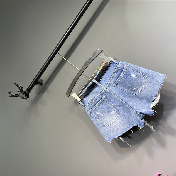 Modern női farmer rövidnadrág szakadt motívumokkal